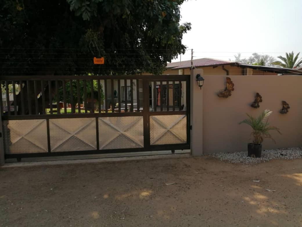 El-Kole Bed And Breakfast Tsumeb Buitenkant foto